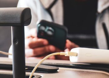 Por qué llevar un ‘powerbank’ en un vuelo es una peligrosa idea