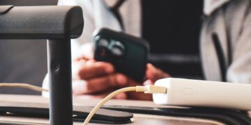 Por qué llevar un ‘powerbank’ en un vuelo es una peligrosa idea