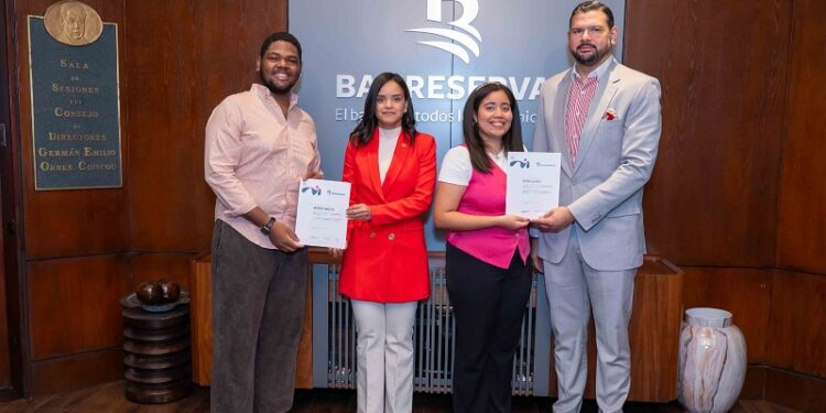 Banreservas entrega becas Creativos Globales para estudiar en Miami Ad School Punta Cana