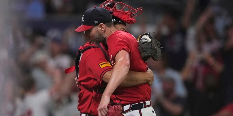Bravos sellan su pase a la Serie Divisional detrás de tres jonrones
