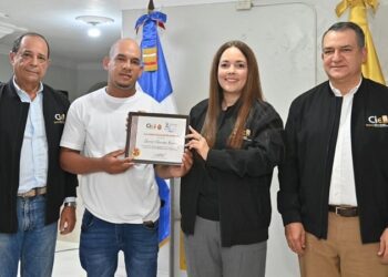 JCE reconoce al cedulado número 4 millones