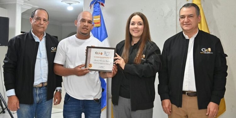 JCE reconoce al cedulado número 4 millones