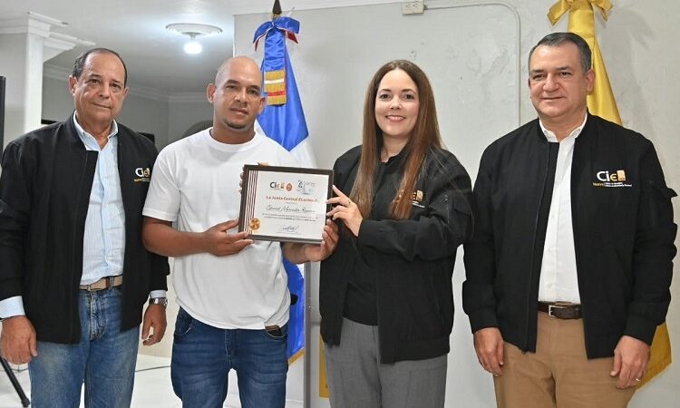 JCE reconoce al cedulado número 4 millones