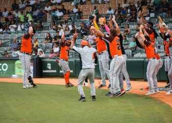 Toros se imponen a Estrellas con jonrones de Urbáez y Rodríguez