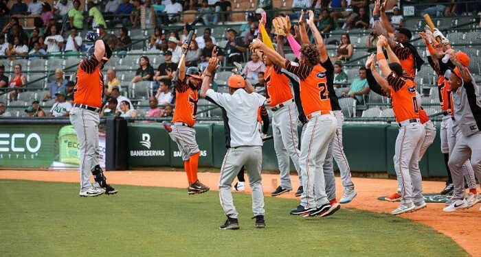 Toros se imponen a Estrellas con jonrones de Urbáez y Rodríguez