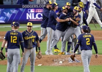 Cerveceros barren a Dodgers y avanzan a su primera SM desde 1982