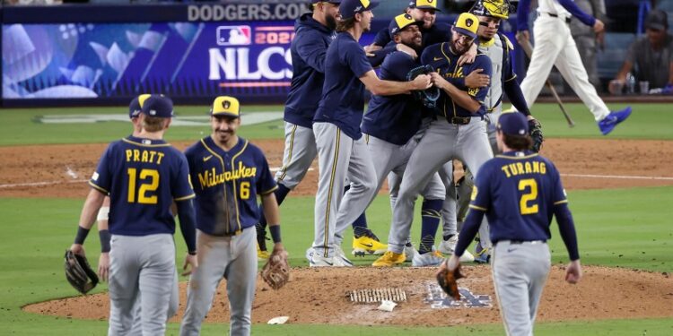 Cerveceros barren a Dodgers y avanzan a su primera SM desde 1982