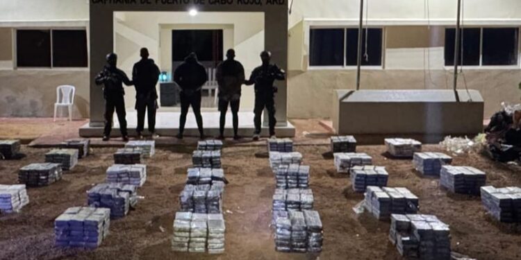 DNCD ocupa más de una tonelada de presunta cocaína frente a Pedernales