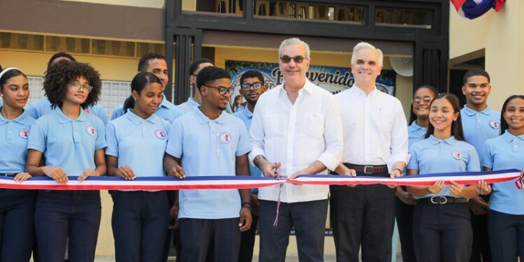 Abinader inaugura ampliación del Centro Educativo San Vicente de Paúl en Los Mina
