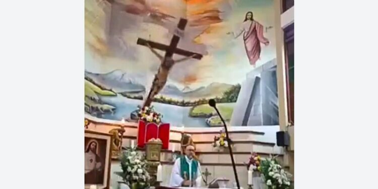 Sacerdote reflexiona si la muerte del cura aplastado por una cruz fue un «castigo divino»