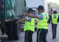 DIGESETT coloca cintas reflectivas a 100 vehículos pesados en La Cumbre para fortalecer la seguridad vial