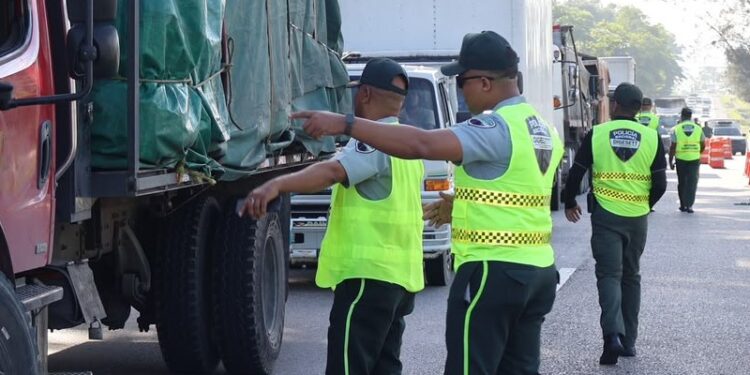 DIGESETT coloca cintas reflectivas a 100 vehículos pesados en La Cumbre para fortalecer la seguridad vial