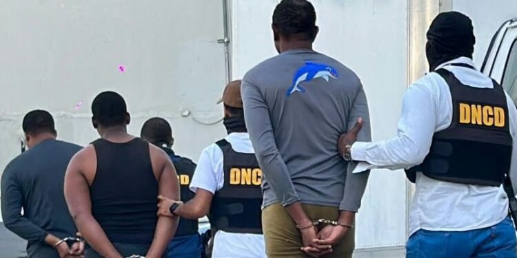 DNCD ocupa 555 paquetes de presunta cocaína en una narcolancha en Baní