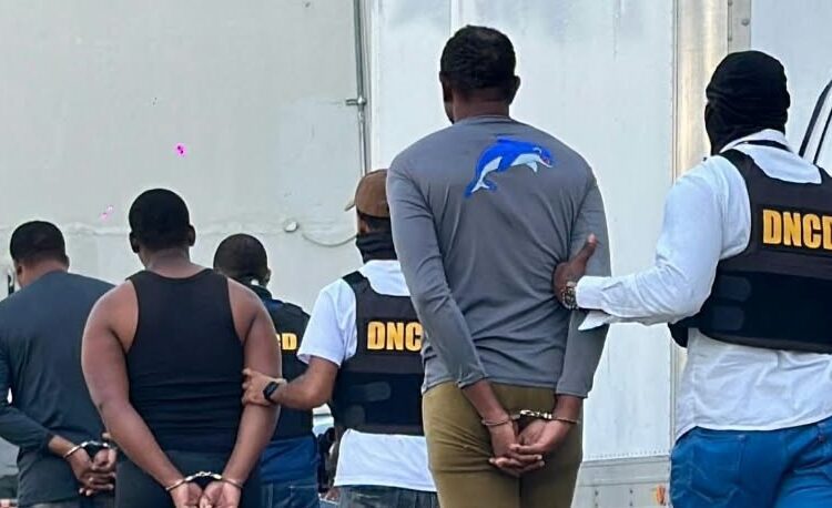 DNCD ocupa 555 paquetes de presunta cocaína en una narcolancha en Baní
