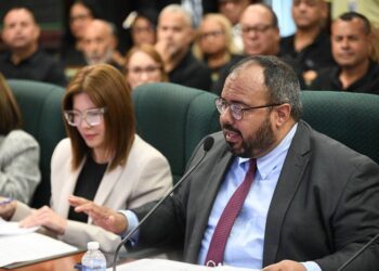 Secretario de Educación dice que Junta de Supervisión evalúa el plan de clasificación y retribución del departamento