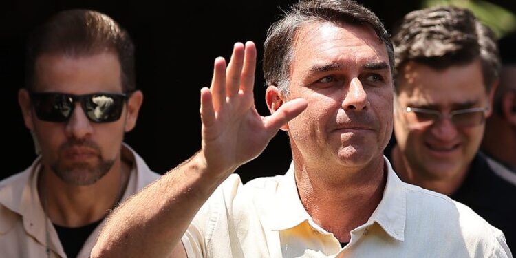 Medios: Flávio Bolsonaro huyó rumbo a EE.UU.
