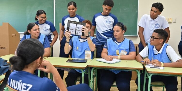 JCE inicia talleres para primeros votantes sobre simulacro de elecciones y su importancia