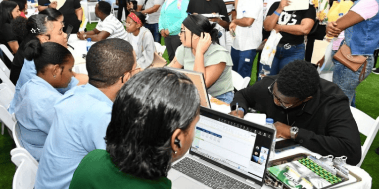 Miles de personas acuden a jornada de empleos turísticos del Ministerio de Trabajo