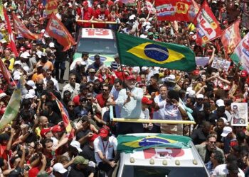 Lula y Flávio Bolsonaro cierran campañas rumbo al balotaje en Brasil