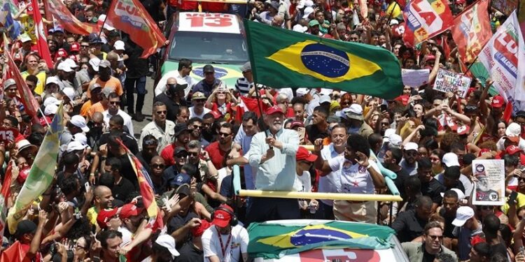 Lula y Flávio Bolsonaro cierran campañas rumbo al balotaje en Brasil