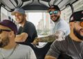 Los Pleneros de la Cresta con un disco al cariño que encontraron en la gira mundial