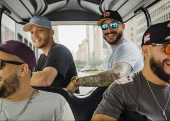 Los Pleneros de la Cresta con un disco al cariño que encontraron en la gira mundial