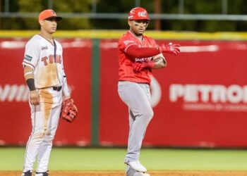 Leones hilvanan tercera victoria en fiesta de palos en el Micheli
