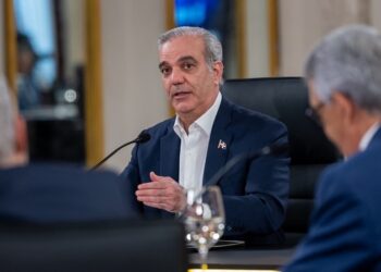 Abinader reafirma su política de contención de precios en los combustibles