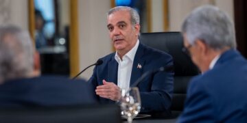 Abinader reafirma su política de contención de precios en los combustibles
