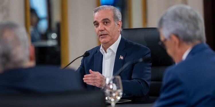 Abinader reafirma su política de contención de precios en los combustibles
