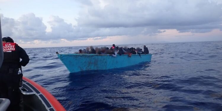 Guardia Costera y Armada Dominicana rescatan a 61 migrantes de una embarcación que se hundía