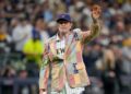 La leyenda Robin Yount se encargó del lanzamiento de honor previo al Juego 1