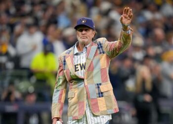 La leyenda Robin Yount se encargó del lanzamiento de honor previo al Juego 1