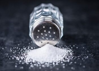 Hallan otro lado oscuro del exceso de sal en la comida
