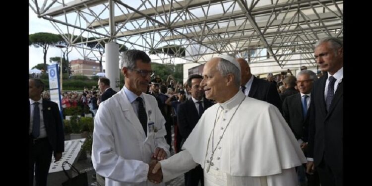 El cirujano del Papa: no hay motivos clínicos para no realizar el viaje a Sudamérica