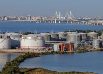 Ataque masivo con drones ucranianos a una terminal petrolera en San Petersburgo