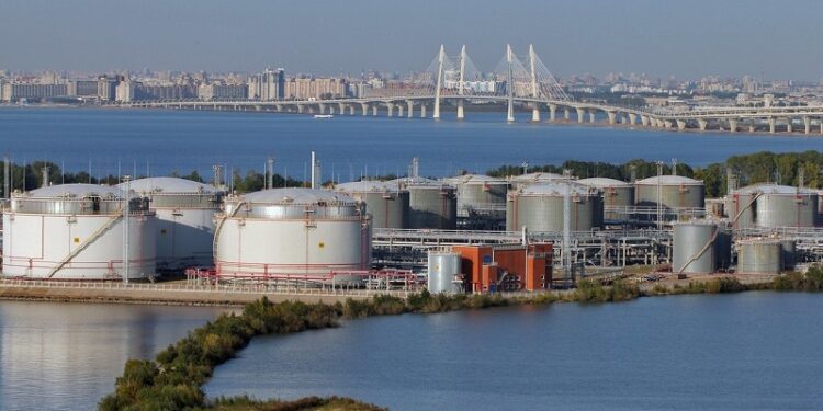 Ataque masivo con drones ucranianos a una terminal petrolera en San Petersburgo