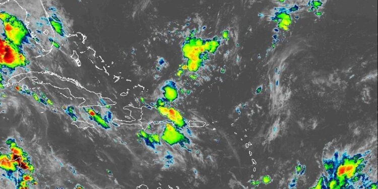 Se aleja onda tropical al sur de Haití, se acerca vaguada, aguaceros y tormentas eléctricas hasta entrada la noche